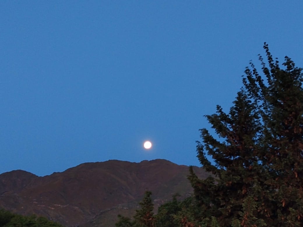 Luna sobre la montaña