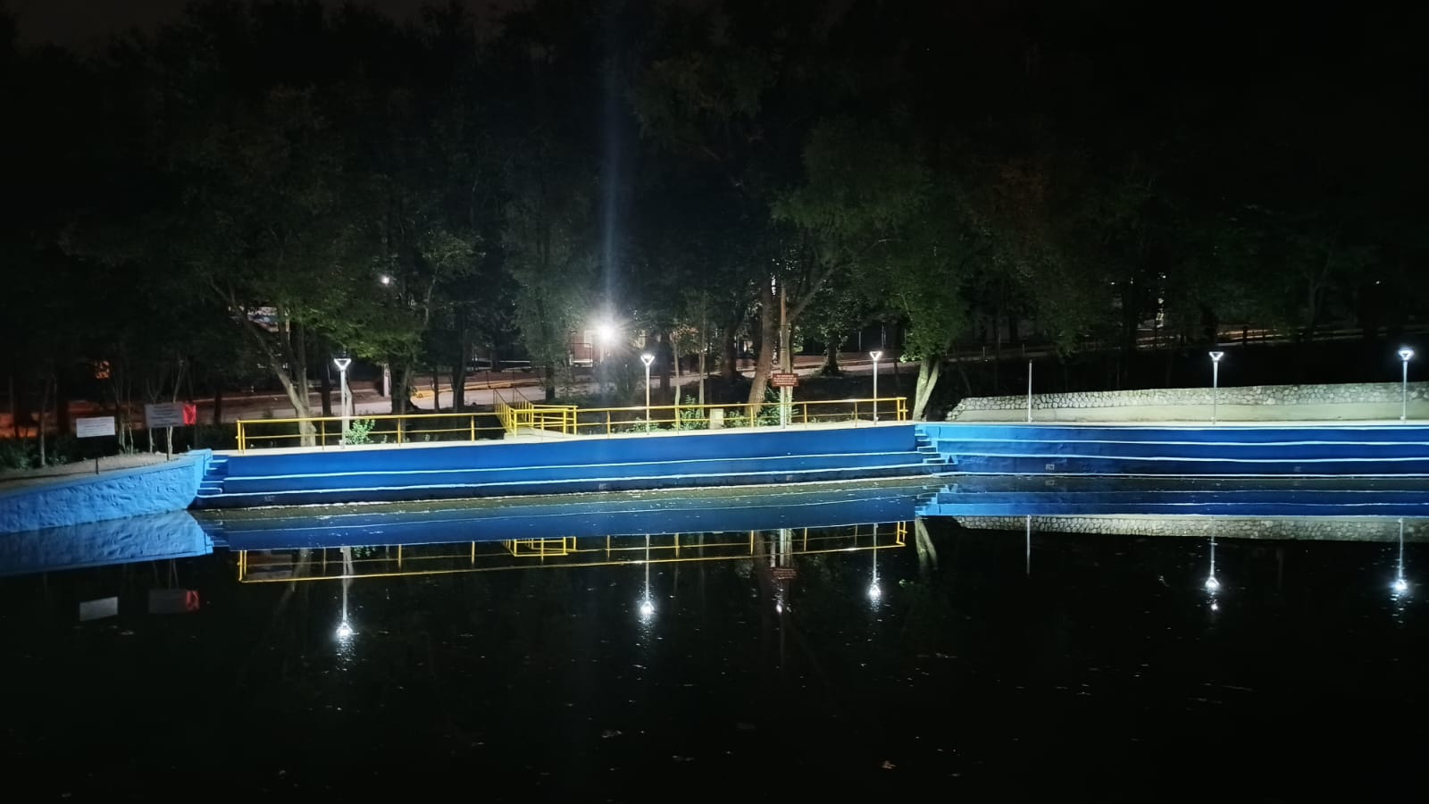 Balneario iluminado de noche